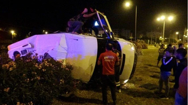 Mersin'de polis minibüsü kaza yaptı: 1 polis memuru yaralı 