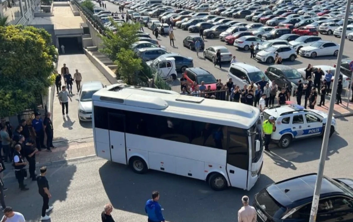 Mersin'deki operasyonda tutuklanan Vahap Se&ccedil;er'inde aralarında olduğu 34 ş&uuml;pheli cezaevine g&ouml;nderildi