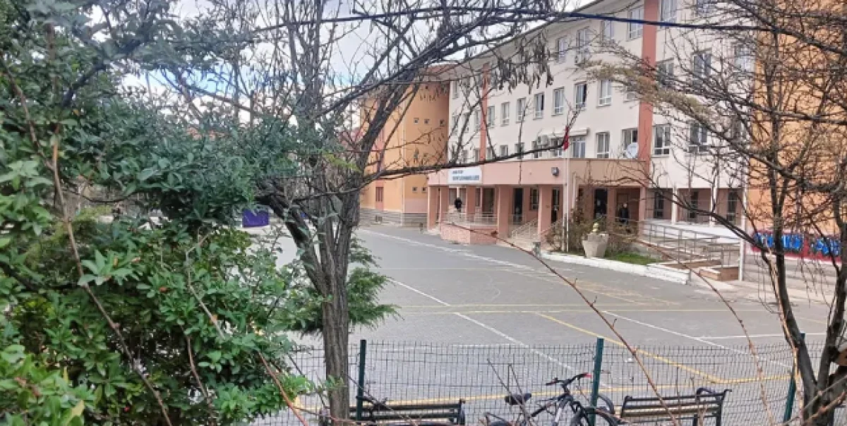 Mesajlaşma grubuna m&uuml;stehcen fotoğraf g&ouml;nderen &ouml;ğretmen tutuklandı