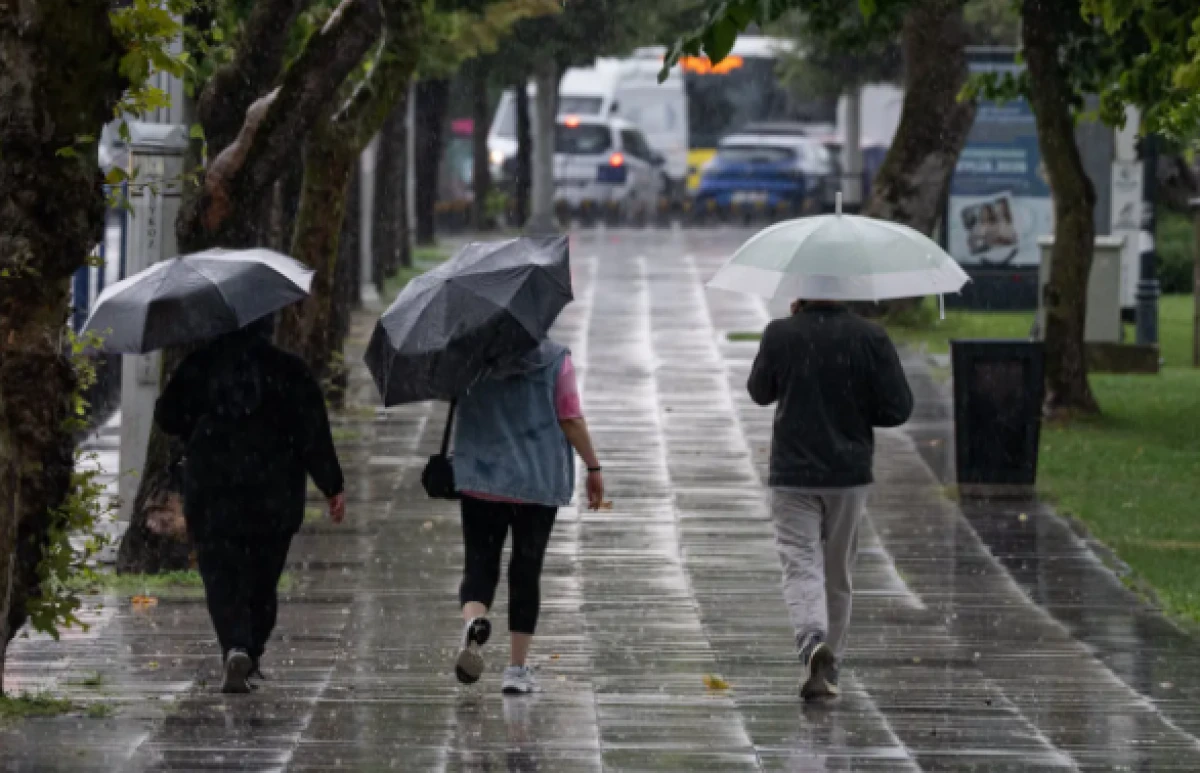 Meteoroloji'den hafta sonu uyarısı: Sağanak geliyor! İstanbul dahil bir&ccedil;ok ilde alarm