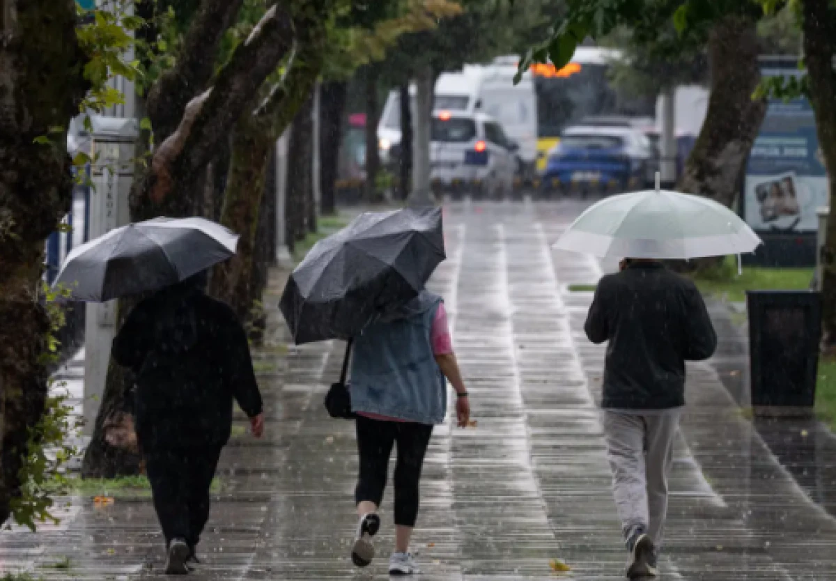 Meteoroloji'den hafta sonu uyarısı: Sağanak geliyor! İstanbul dahil bir&ccedil;ok ilde alarm