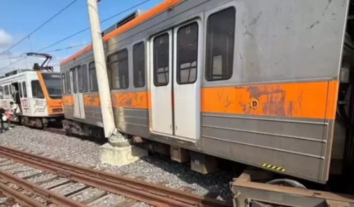 Metro raydan &ccedil;ıktı, direğe &ccedil;arptı            