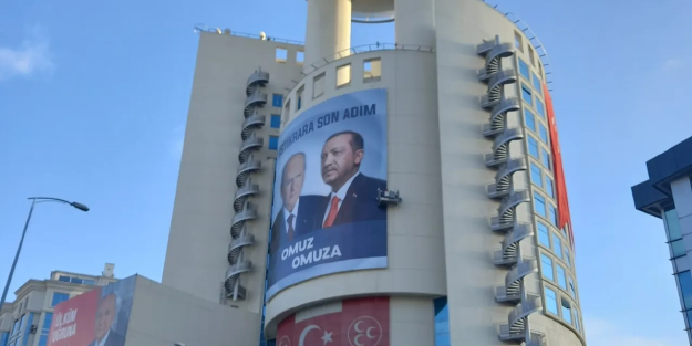 MHP Genel Merkezi'ne Erdoğan posteri asıldı