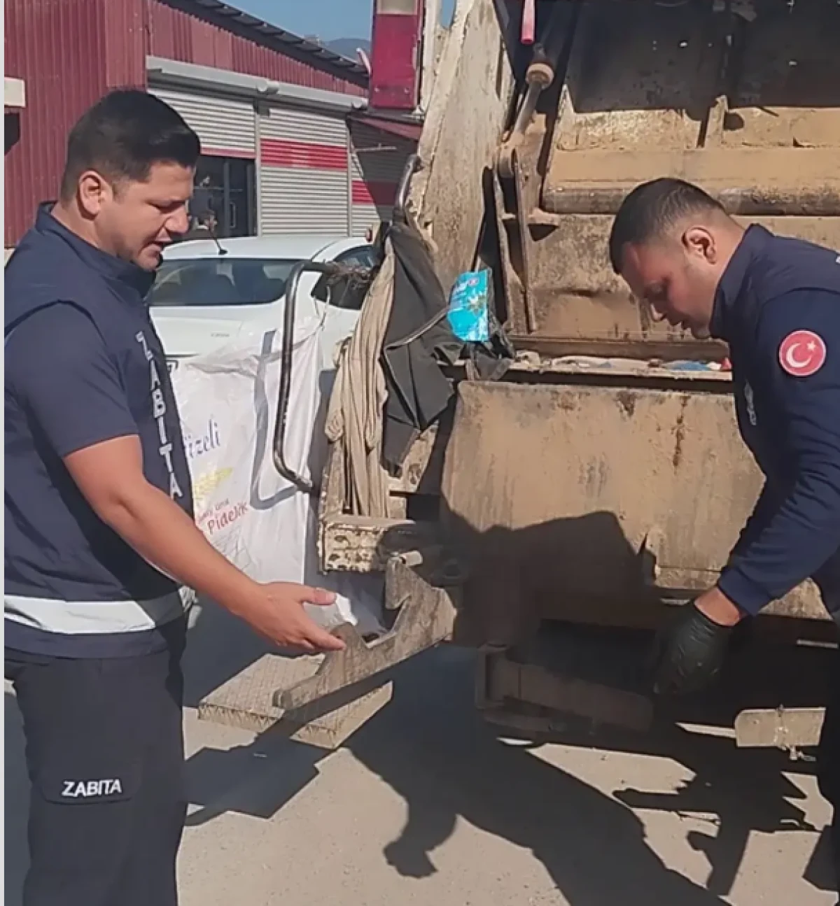 Mide bulandıran g&ouml;r&uuml;nt&uuml;! 15 kilo bozuk tavuk ele ge&ccedil;irildi! Ekipler bile şaşkına d&ouml;nd&uuml;