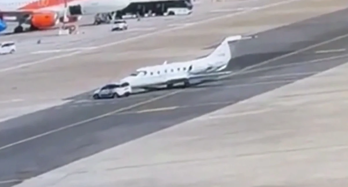 Milano Linate Havalimanı'nda hizmet aracı &ouml;zel jete &ccedil;arptı
