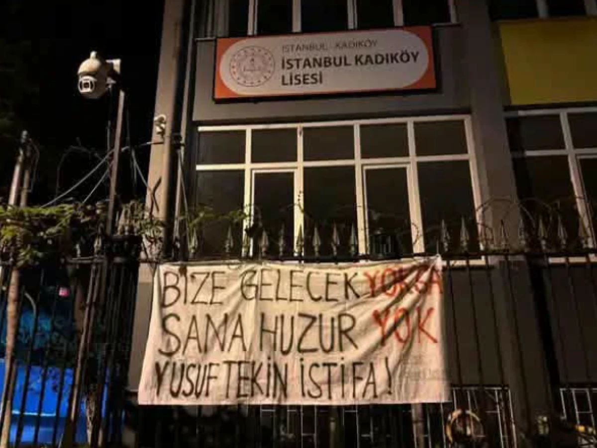 Milli Eğitim Bakanı Yusuf Tekin'in, İstanbul Kadık&ouml;y Lisesi'ni ziyaret edeceğini duyan bir grup marjinal TİP'li...