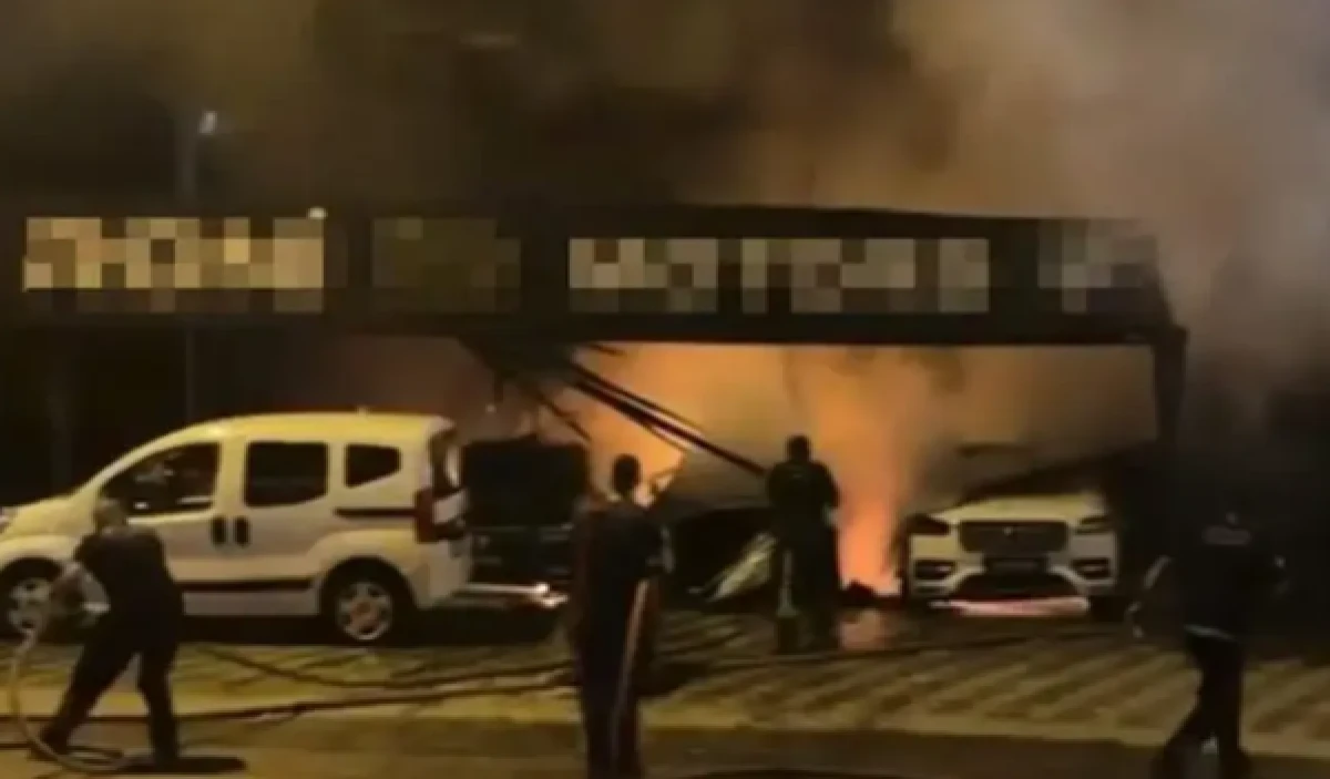 Milyonluk galeriyi kundakladılar! Antalya'da 3 ş&uuml;pheli yakalandı