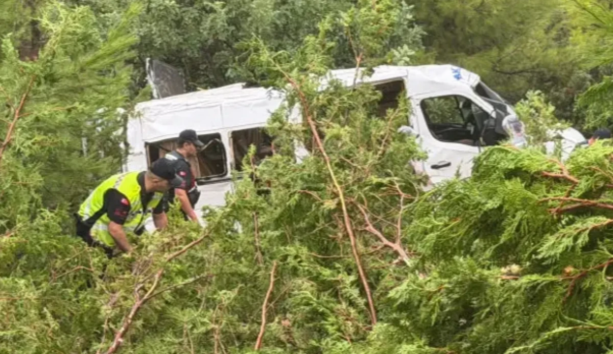 Minib&uuml;s bah&ccedil;eye yuvarlandı: 1'i ağır, 17 yaralı