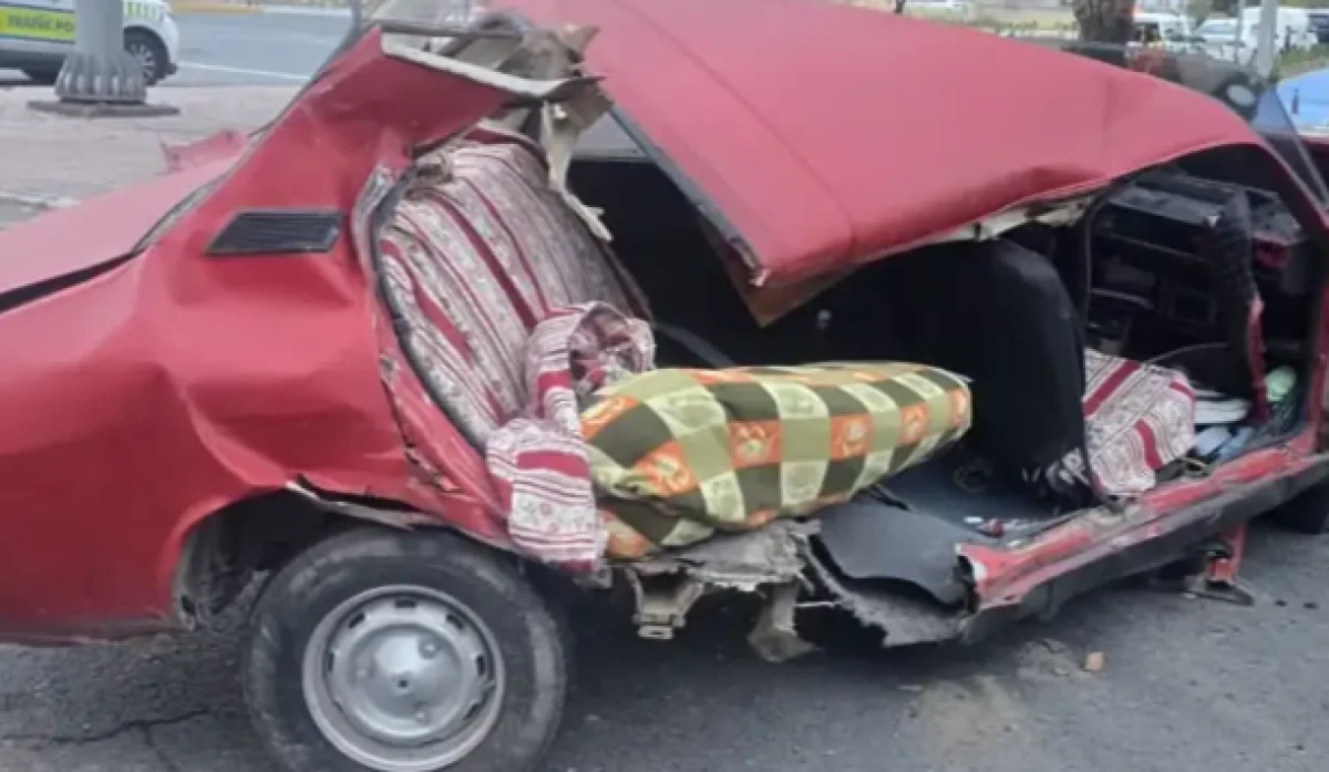 Minib&uuml;s ile &ccedil;arpışan otomobil ikiye b&ouml;l&uuml;nd&uuml;