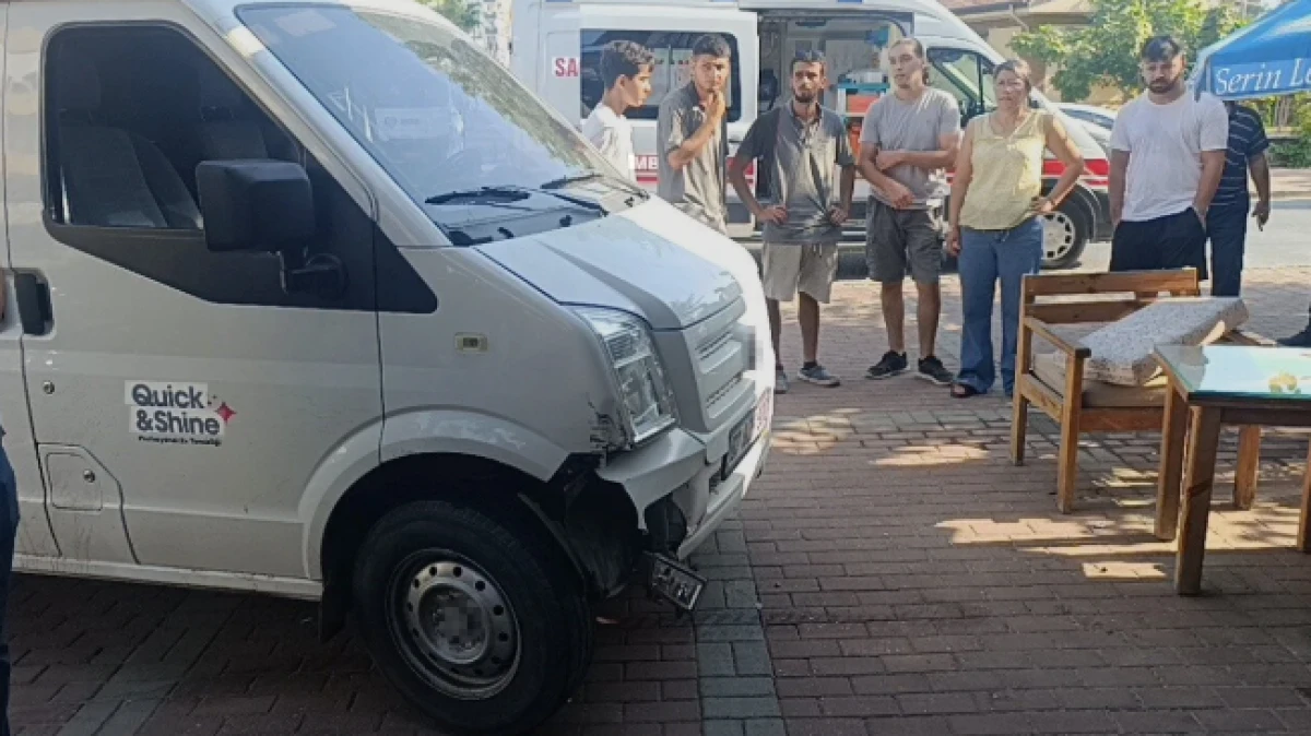 Minib&uuml;s kontrolden &ccedil;ıkıp kafeye daldı &ouml;l&uuml;mden saniyelerle yaralı kurtuldu