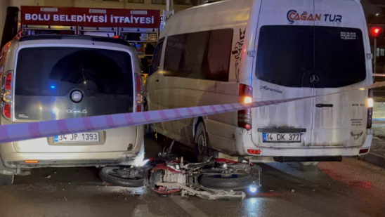 Motosiklet sürücüsü minibüsün altında kalarak can verdi 