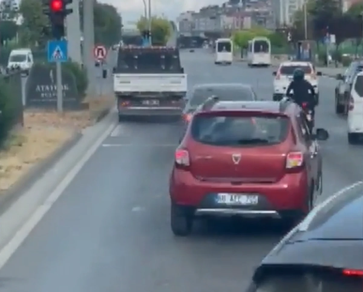Motosiklet s&uuml;r&uuml;c&uuml;s&uuml; yaptığı hareketle g&ouml;n&uuml;lleri fethetti