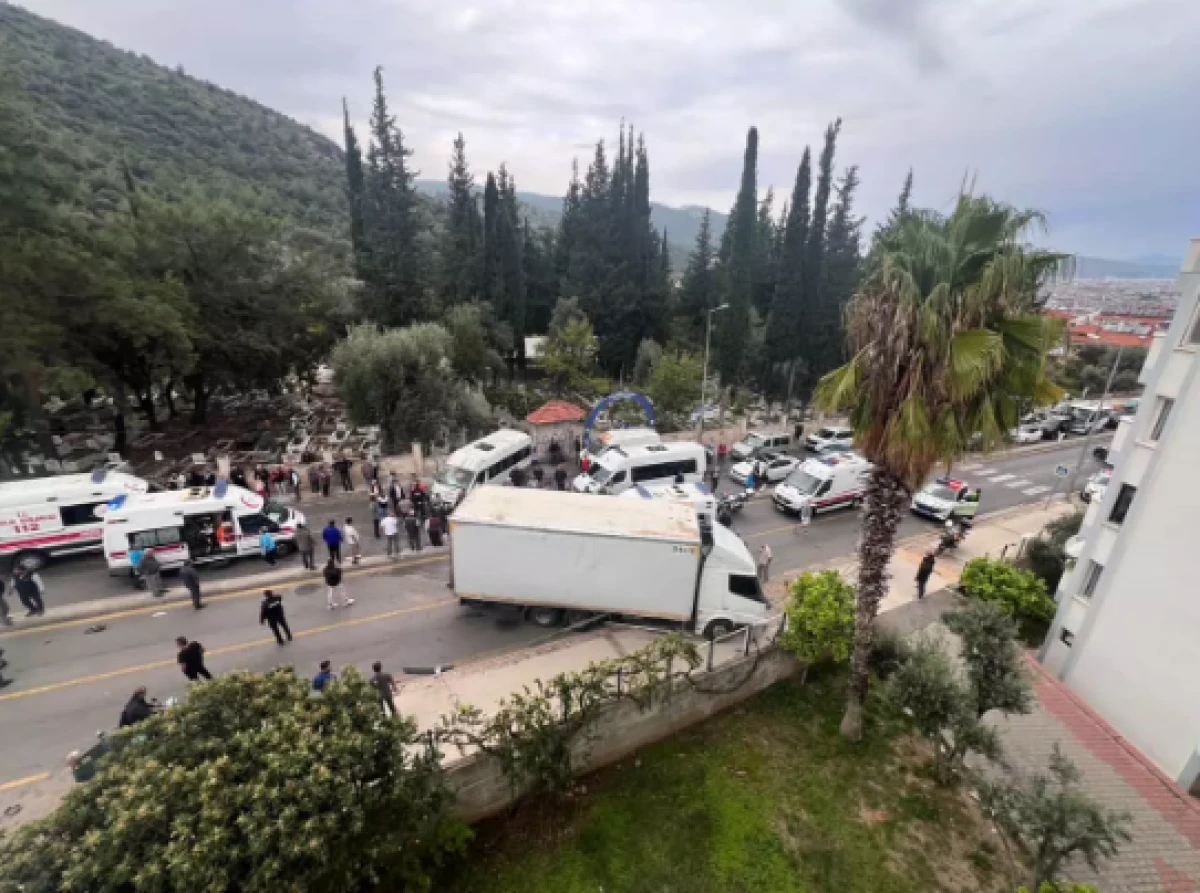 Muğla’da kamyon ile öğrenci midibüsü çarpıştı