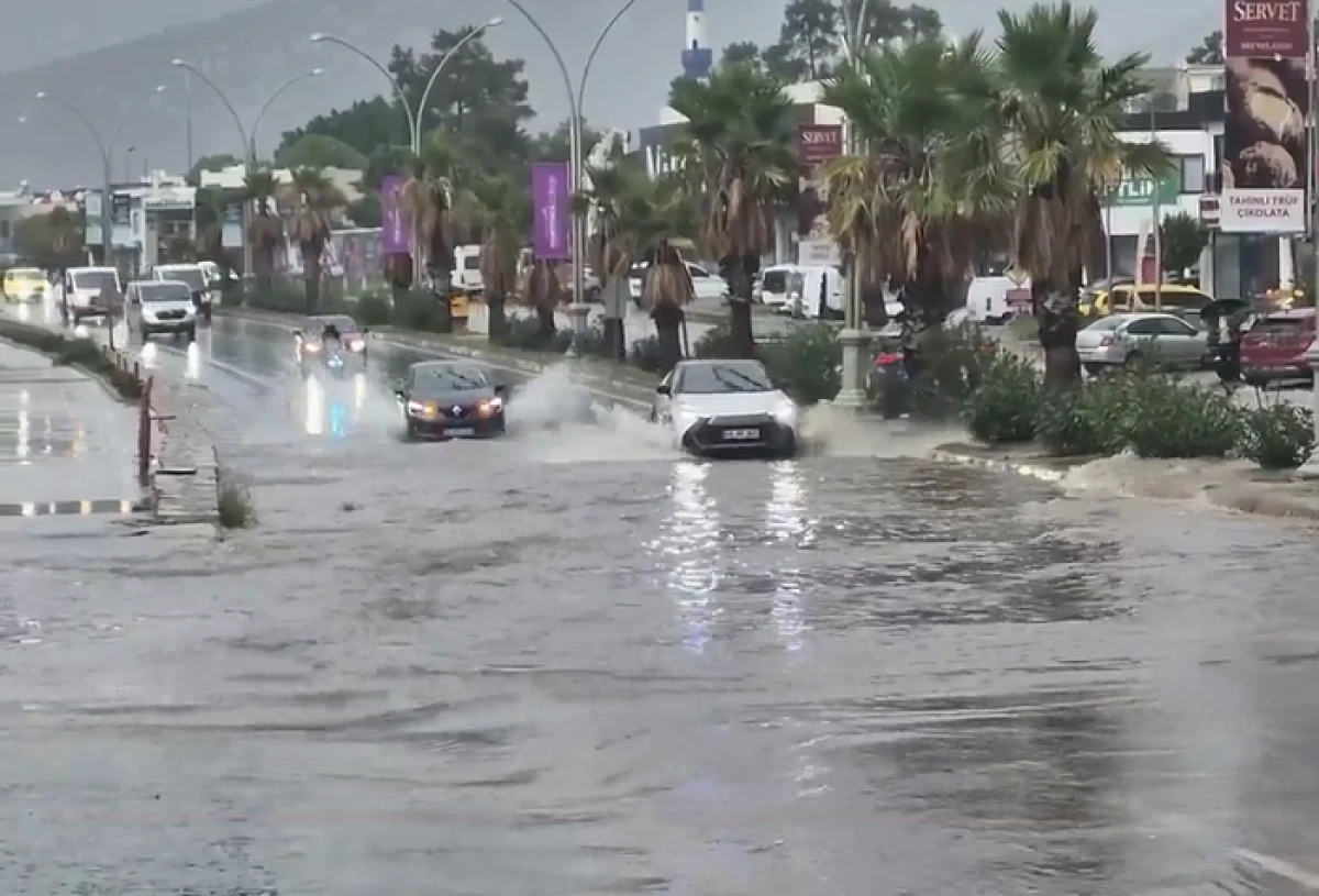 Muğla'da sağanak kabusu: Karayolu g&ouml;le d&ouml;nd&uuml;, yol trafiğe kapatıldı!