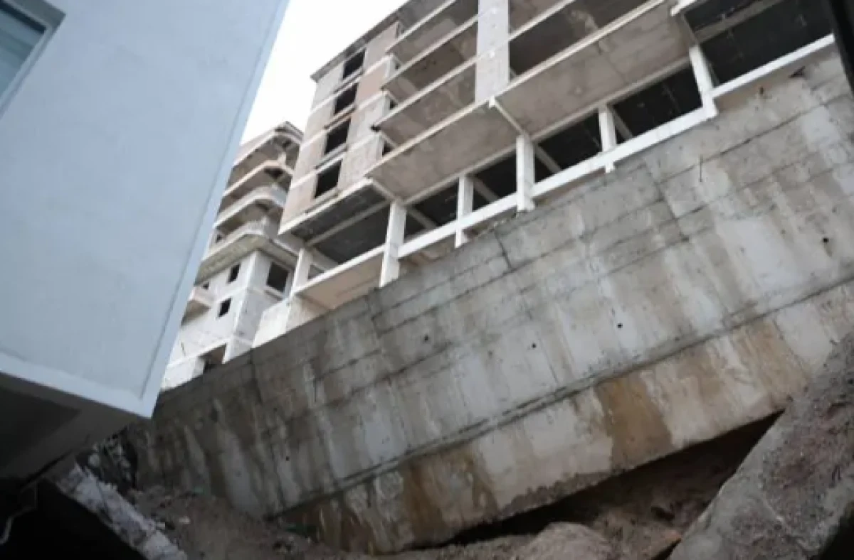 Nevşehir'de istinat duvarı &ccedil;&ouml;kt&uuml;: 10 daire tahliye edildi