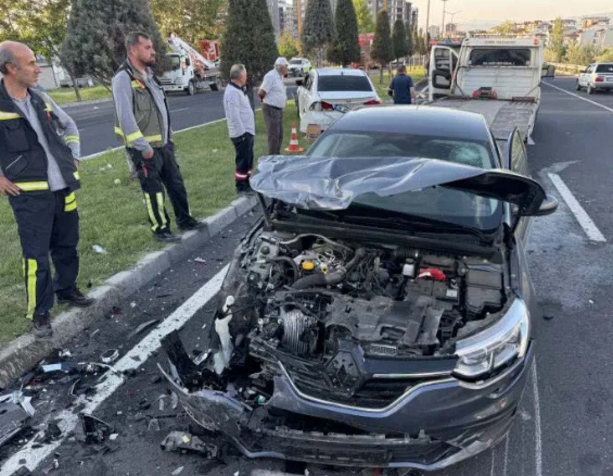 Nevşehir'de zincirleme kaza: 4 ara&ccedil; birbirine girdi, 5 yaralı var
