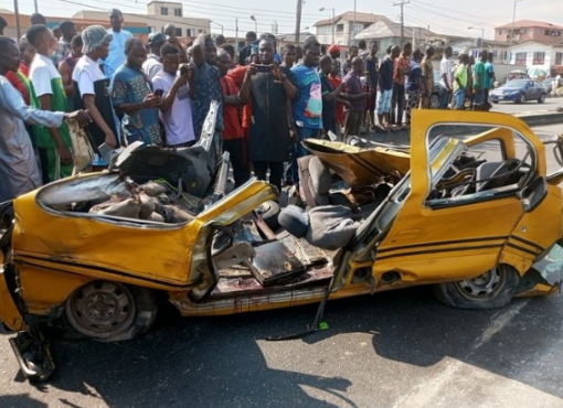 Nijerya'da yolcu otobüsünün üzerine konteyner devrildi
