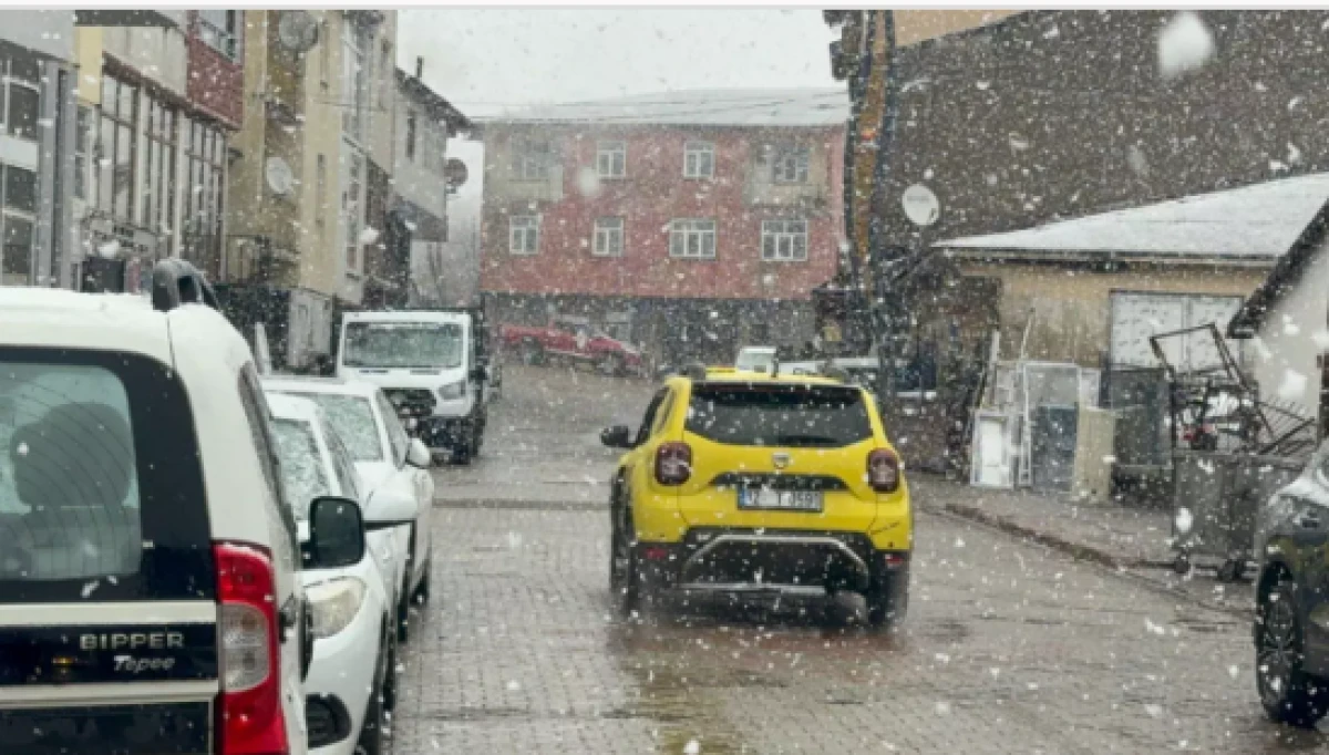 Nisan ayında kar s&uuml;rprizi! Her yer beyaza b&uuml;r&uuml;nd&uuml;