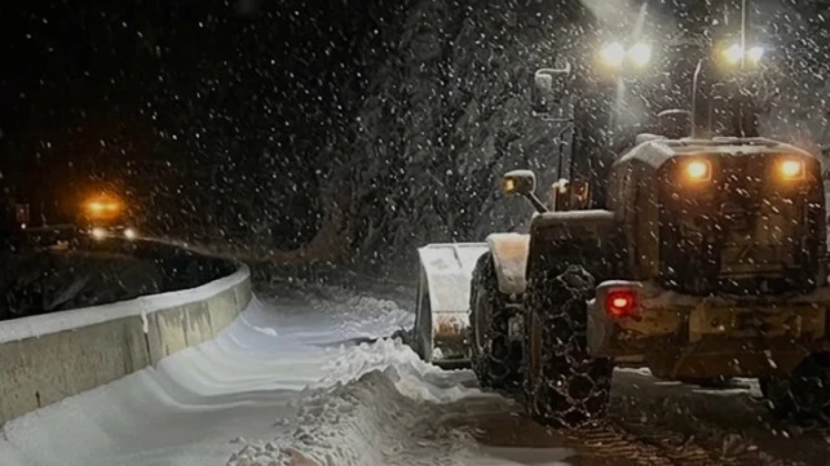 Nisan'da yoğun kar: K&ouml;se Dağı ge&ccedil;idi kapandı