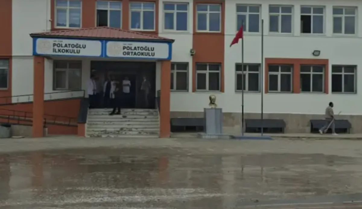 &Ouml;ğrenci, okula t&uuml;fekle geldi! Anında m&uuml;dahale edildi