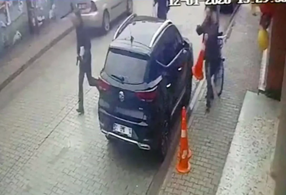 &Ouml;ğretmene silahla saldıran veli: Herkesin &ccedil;ocuğu kendine kıymetli