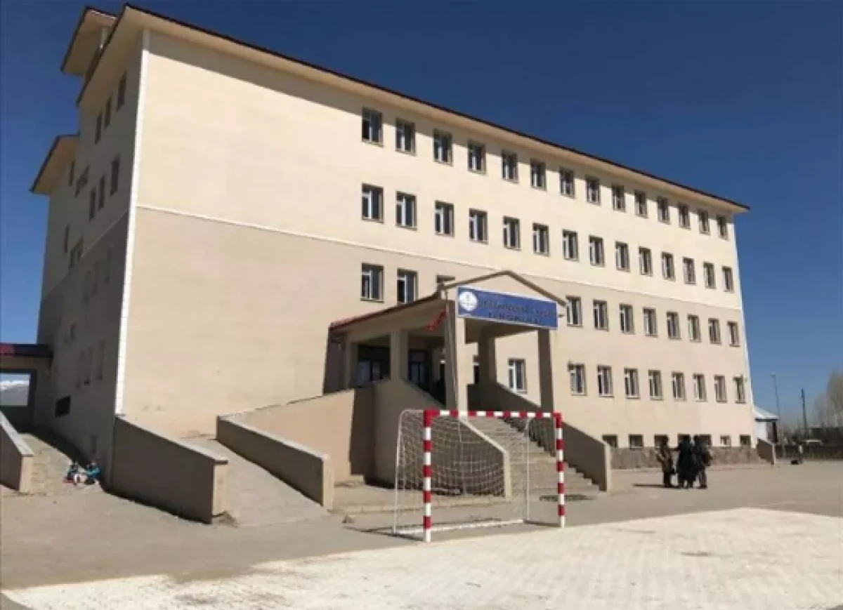 Okul bah&ccedil;esinde araba kız &ouml;ğrenciyi hayattan kopardı