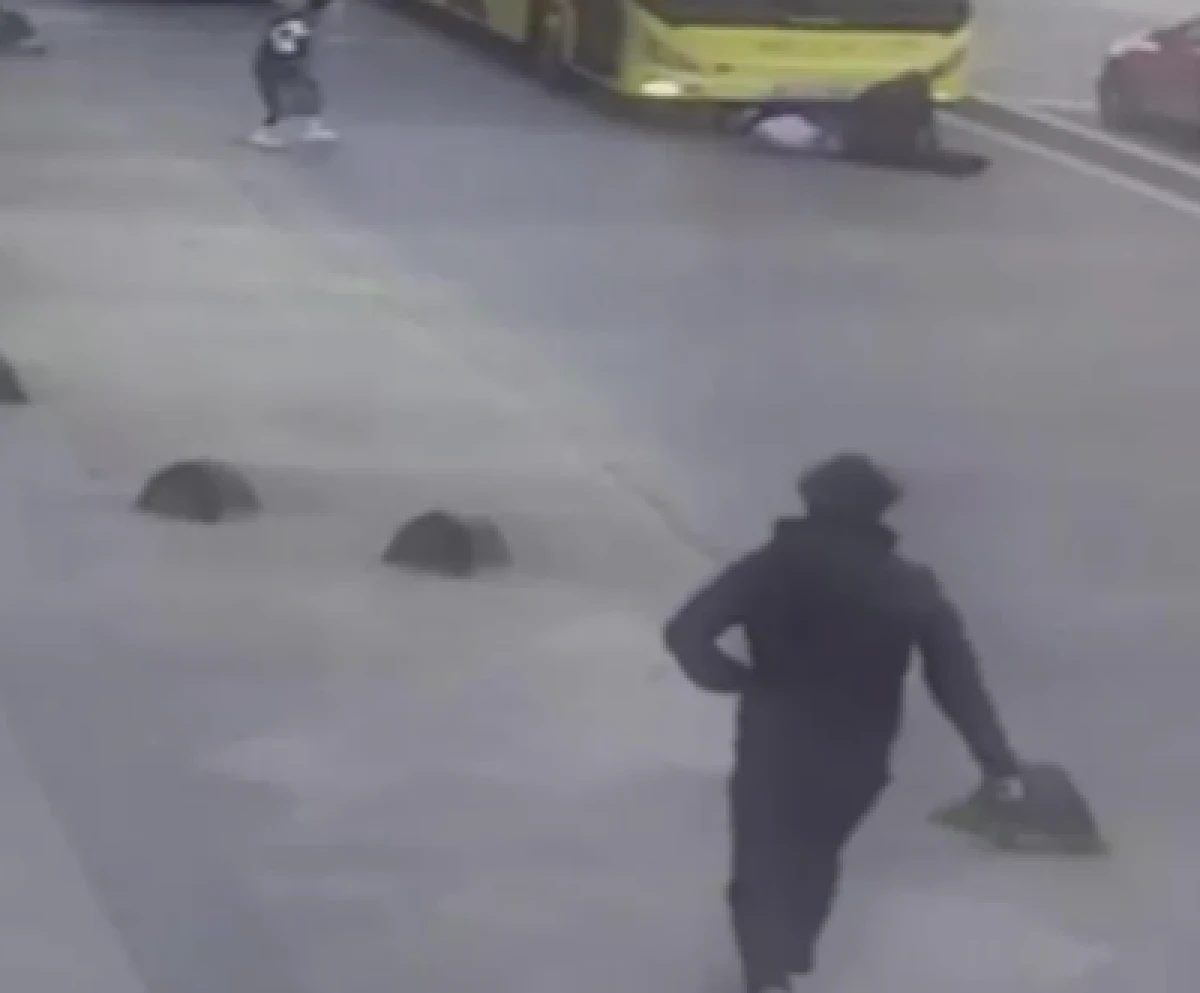 Okul yolunda dehşet: 12 yaşındaki Ecrin İETT otob&uuml;s&uuml;n&uuml;n altında kaldı