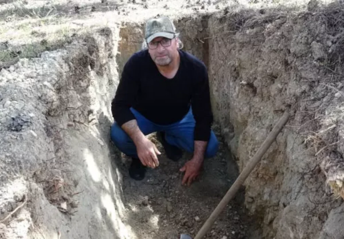 &Ouml;lmeden mezarını kazdı! Sebebi de s&ouml;zleri de şoke etti