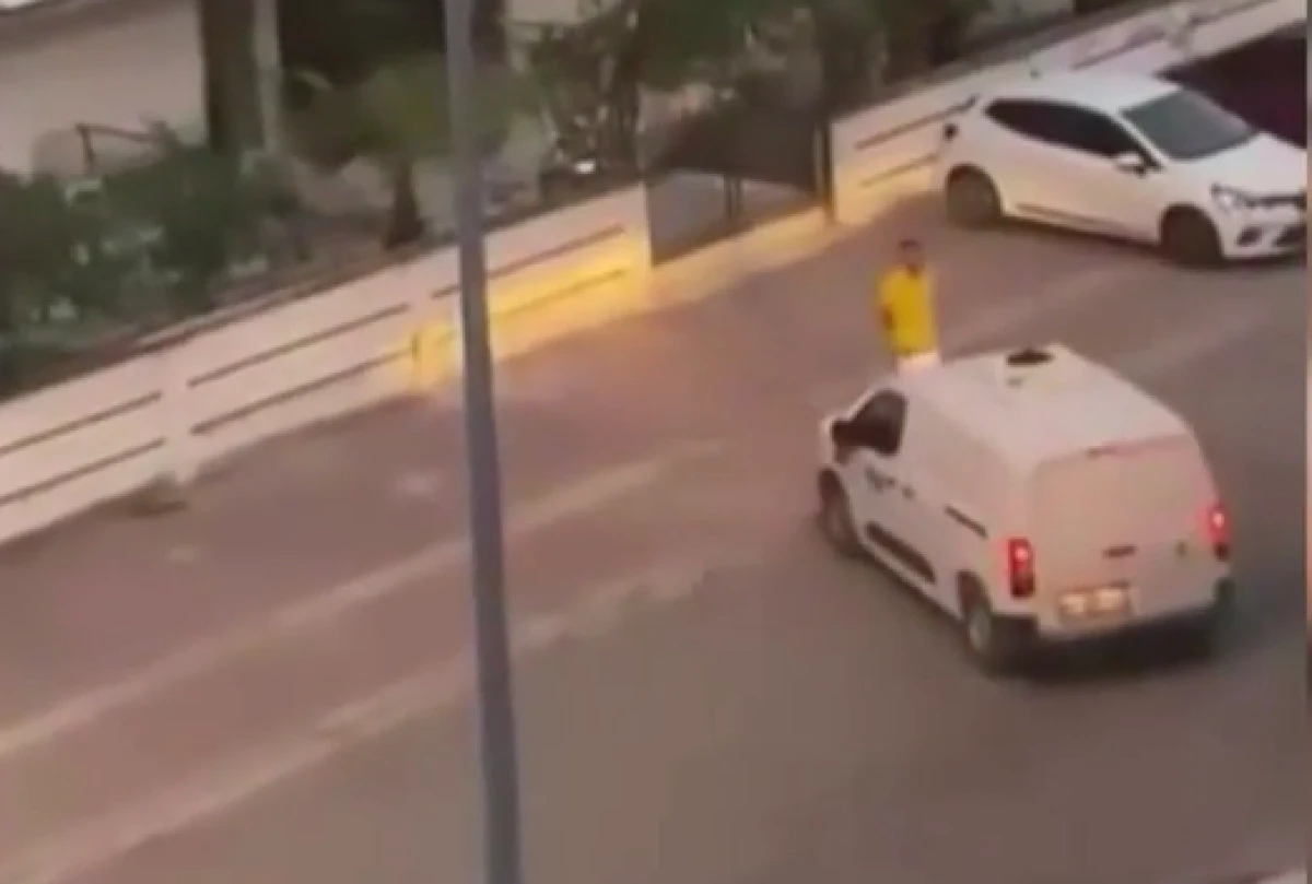 &Ouml;nce tartıştı, sonra arabayla kapıya sıkıştırdı! Dehşet anları kamerada