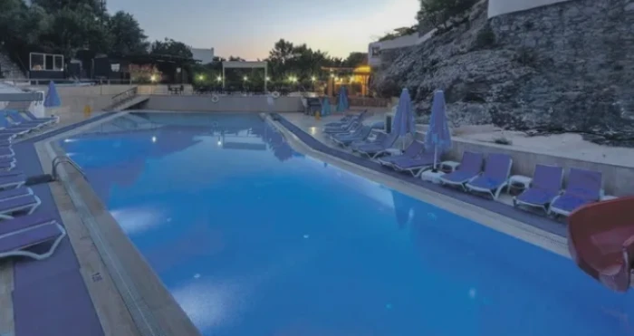 Otel havuzunda kimyasal panik! 10&rsquo;u &ccedil;ocuk 13 kişi hastaneye kaldırıldı