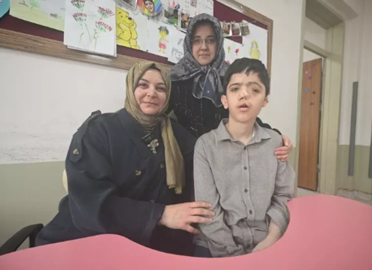 Otizmli Sevban azmiyle 1 yılda Kur'an-ı Kerim okumayı &ouml;ğrendi         