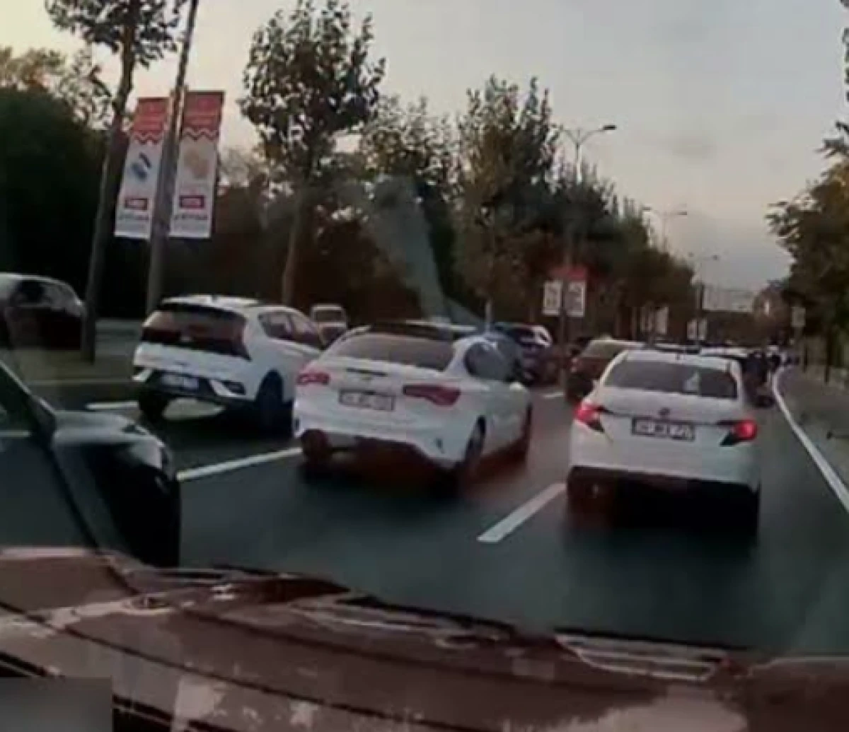 Otomobil kontrolden &ccedil;ıktı, havalanarak karşı y&ouml;ne fırladı