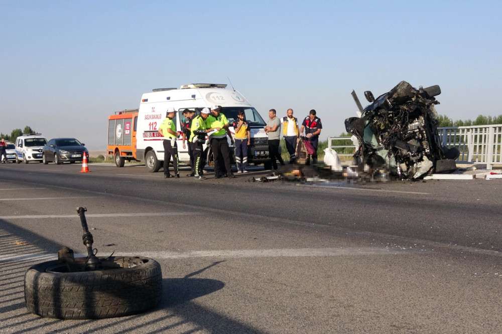 Otomobil köprü bariyerine çarptı: 3 ölü, 1 yaralı!