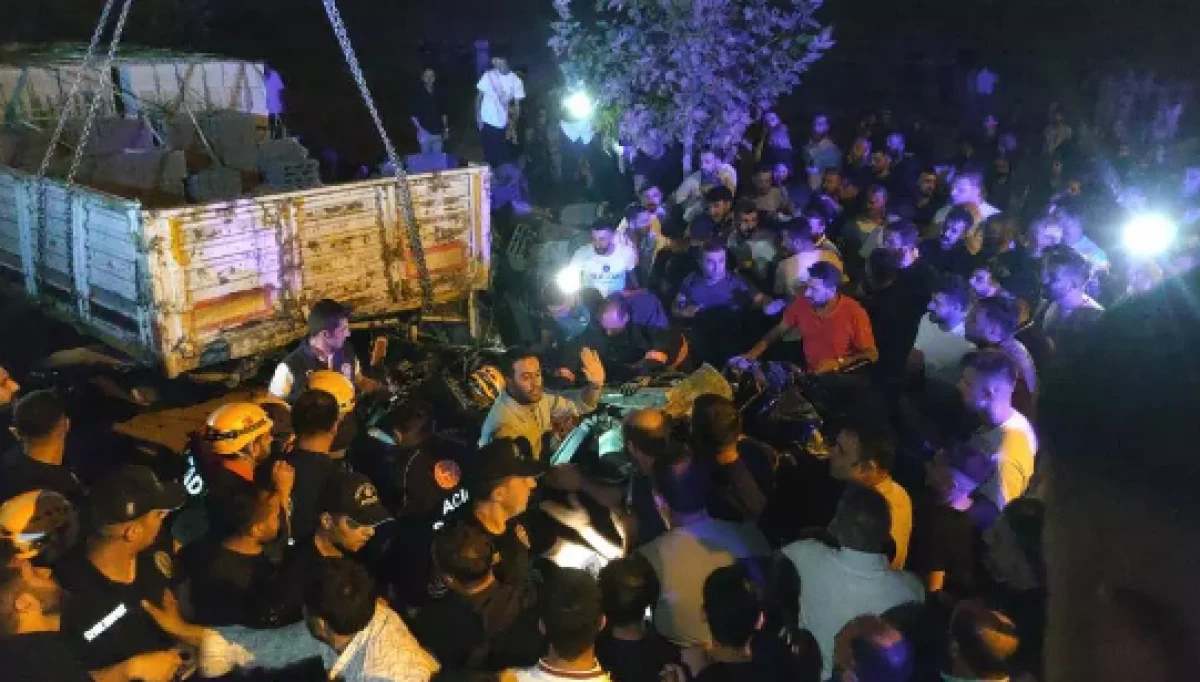 Otomobil park halindeki briket yüklü tıra çarptı 