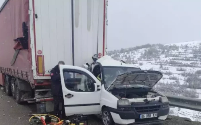 Otomobil, tıra arkadan &ccedil;arptı                          