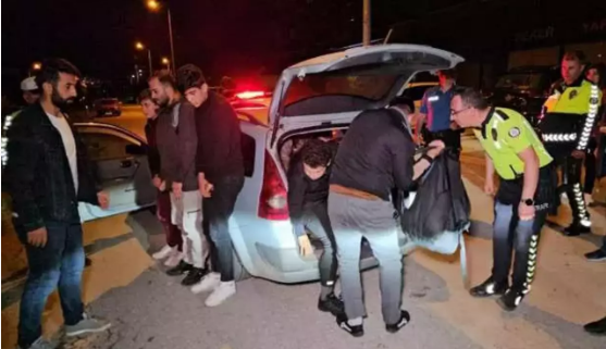 Otomobilde 14 düzensiz göçmen yakalandı              