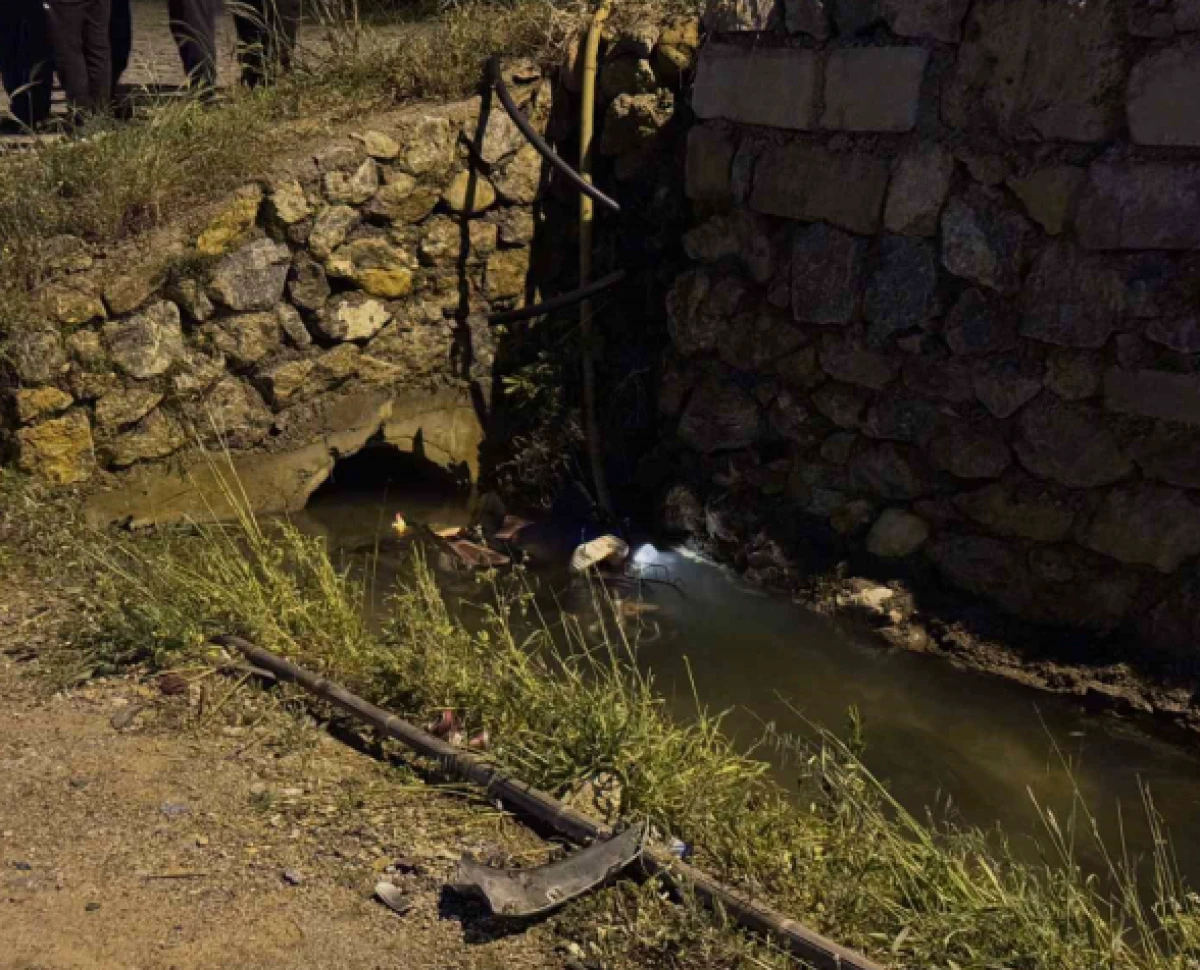 Otomobilin &ccedil;arptığı elektrikli bisiklet kanala d&uuml;şt&uuml;        