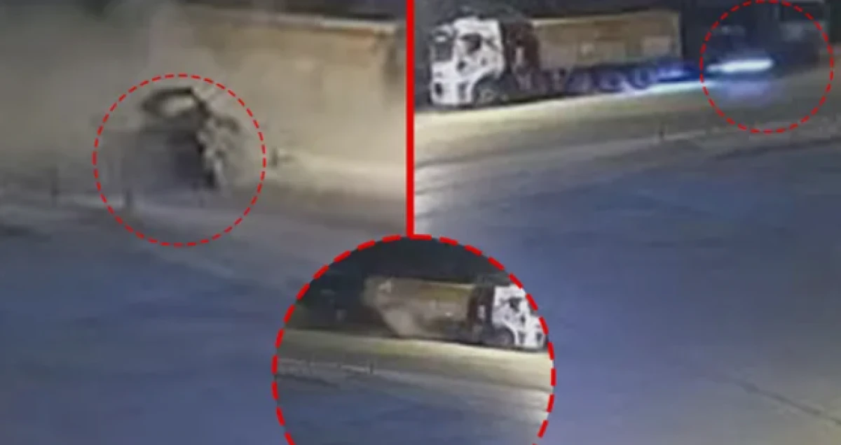 Otomobilin kamyona &ccedil;arptığı feci kaza kamerada: 3 &ouml;l&uuml;