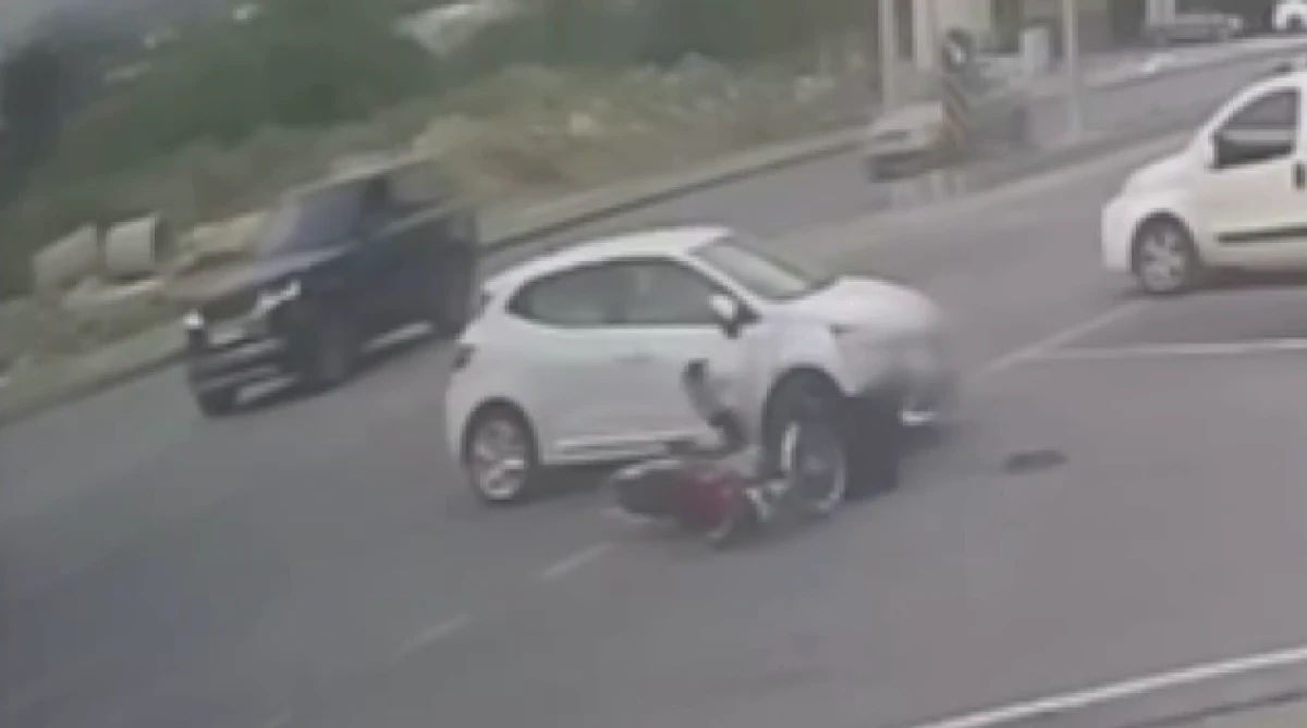 Otomobille &ccedil;arpışan motosikletteki 2 kişi yaralandı, kaza kameraya yansıdı