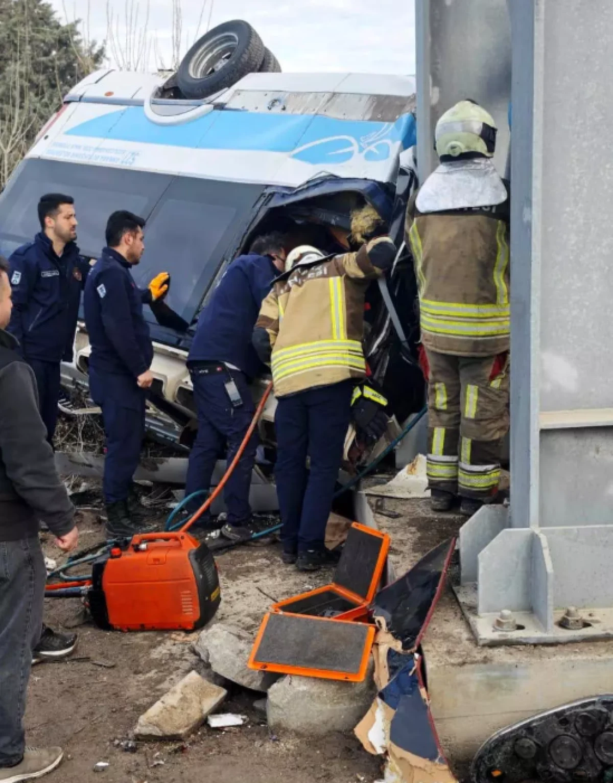 &Ouml;zel halk otob&uuml;s&uuml; &uuml;st ge&ccedil;ide &ccedil;arptı                     