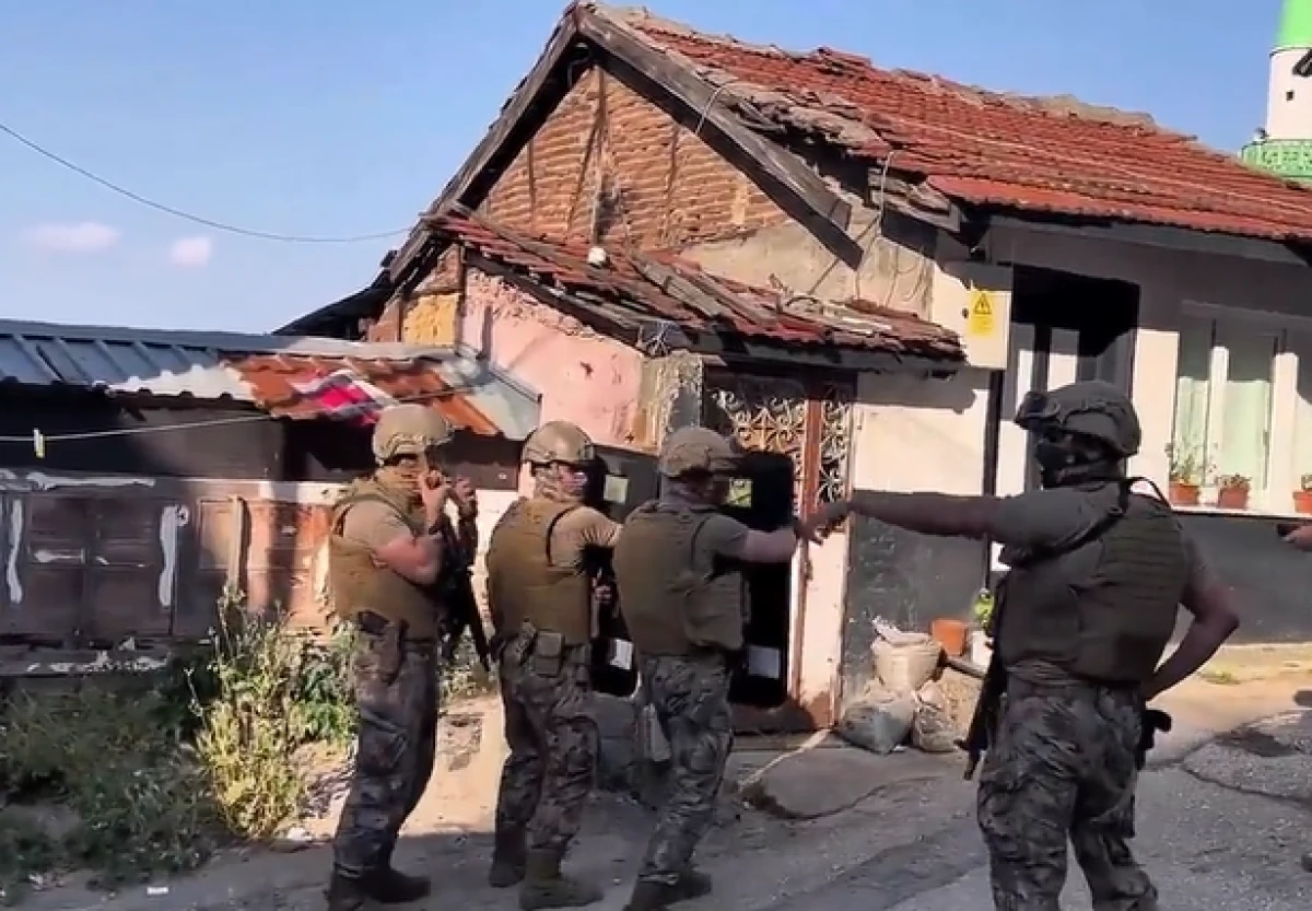 &Ouml;zel harekat evi ablukaya aldı, yakalanınca "&ccedil;alsaydınız a&ccedil;ardım" dedi