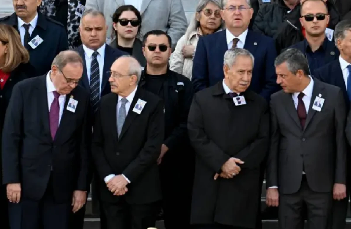 &Ouml;zel ile Kılı&ccedil;daroğlu aynı t&ouml;rende! Y&uuml;z ifadesi g&uuml;ndem oldu