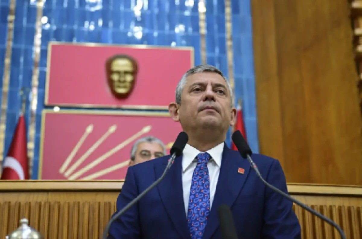 &Ouml;zg&uuml;r &Ouml;zel CHP'ye veda ediyor!