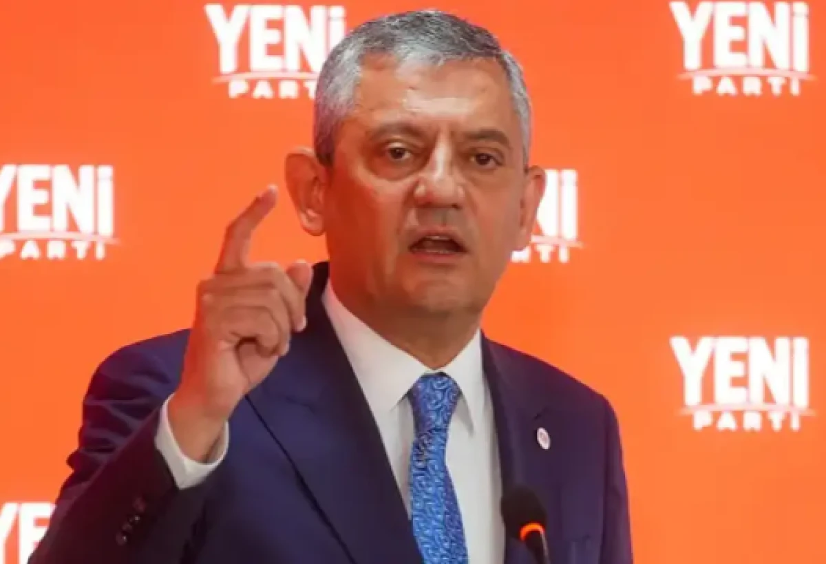 &Ouml;zg&uuml;r &Ouml;zel'den İzmir kutlaması