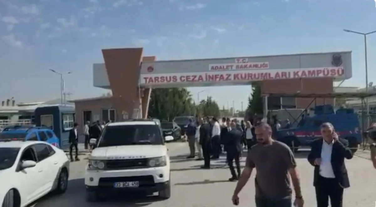 &Ouml;zg&uuml;r &Ouml;zel&rsquo;den Vahap Se&ccedil;er&rsquo;e cezaevinde ziyaret
