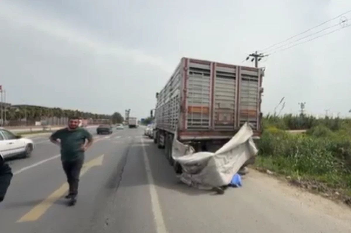 Park halindeki kamyona &ccedil;arpan 80 yaşındaki motosikletli hayatını kaybetti