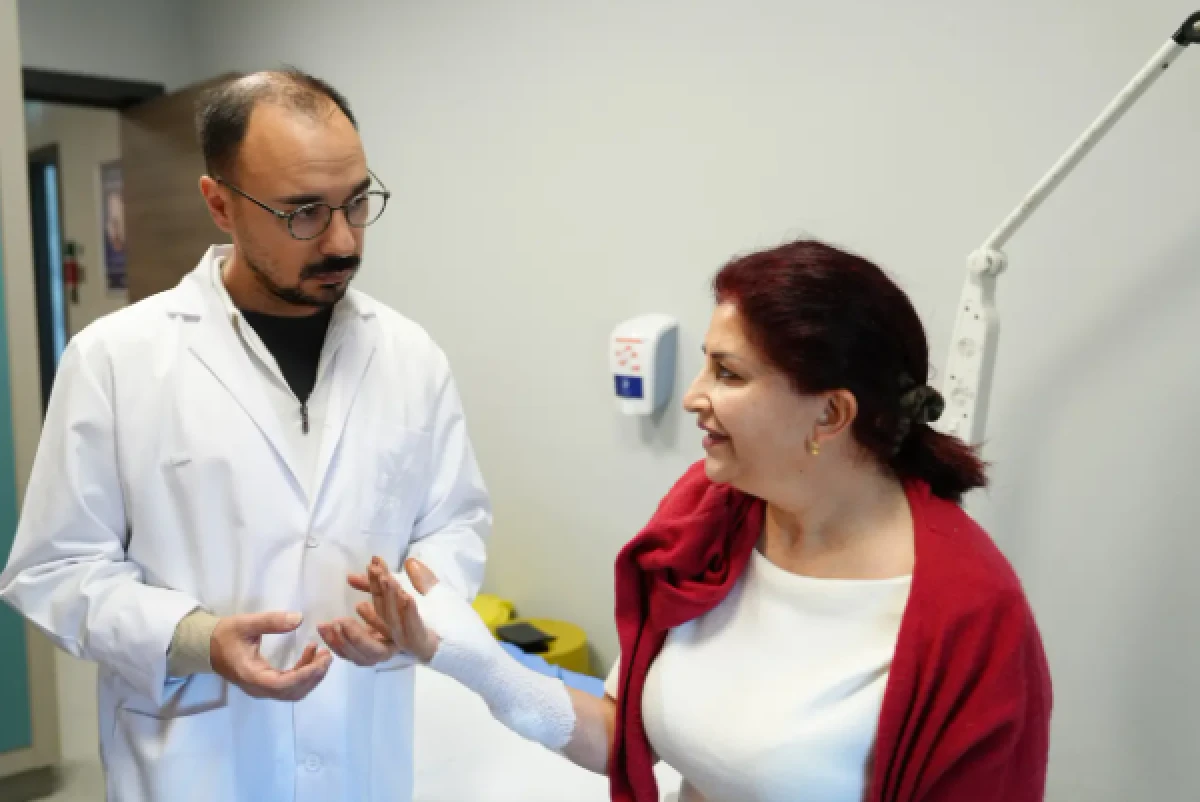 Parmakları a&ccedil;ılmayan hasta T&uuml;rkiye'de şifa buldu