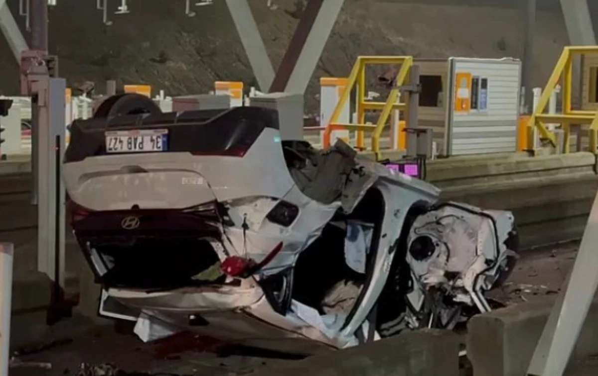 Pendik gişelerde otomobilin bariyerlere &ccedil;arptı       