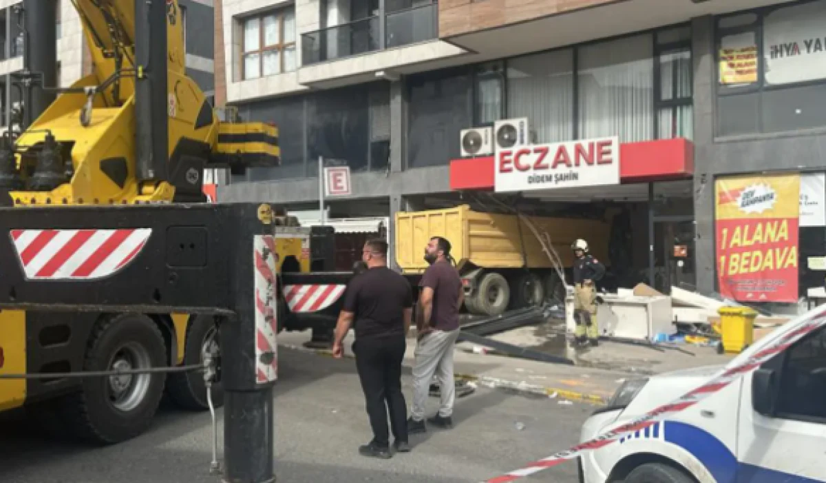 Pendik'te hafriyat kamyonu eczaneye girdi: 6 yaralı