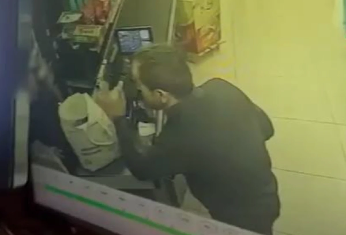 Pendik'te m&uuml;şteri ile kasiyer kavgasında yumruklar konuştu